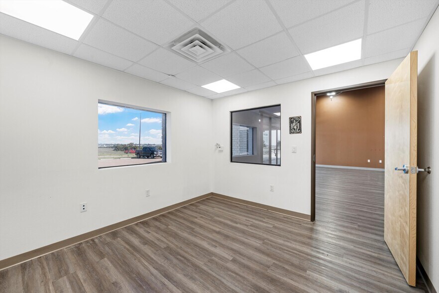 More Photos Of 5040 S Loop 340, Robinson Freestanding For Lease