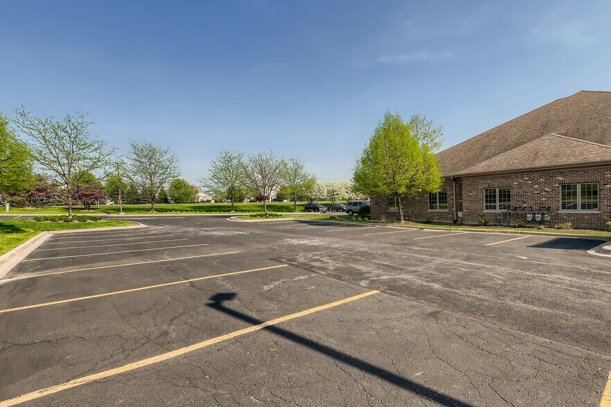 More Photos Of 108 S Wynstone Park Dr, North Barrington Office For Lease