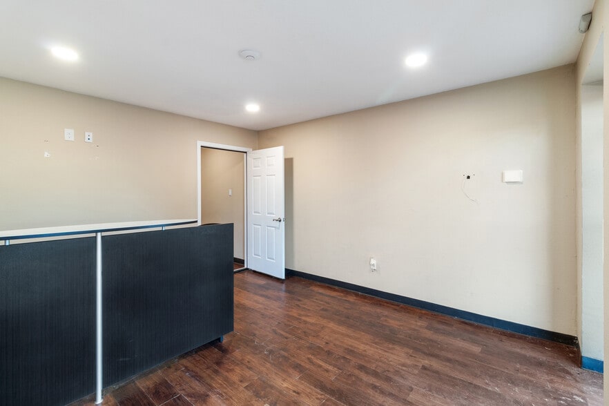 More Photos Of 1902 Pinon Dr, College Station Warehouse For Lease