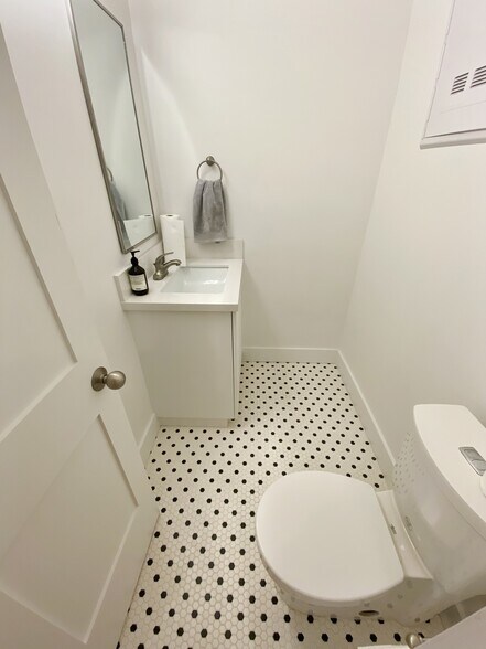 More Photos Of 217-219 Manhattan Beach Blvd, Manhattan Beach Storefront Retail Office For Lease