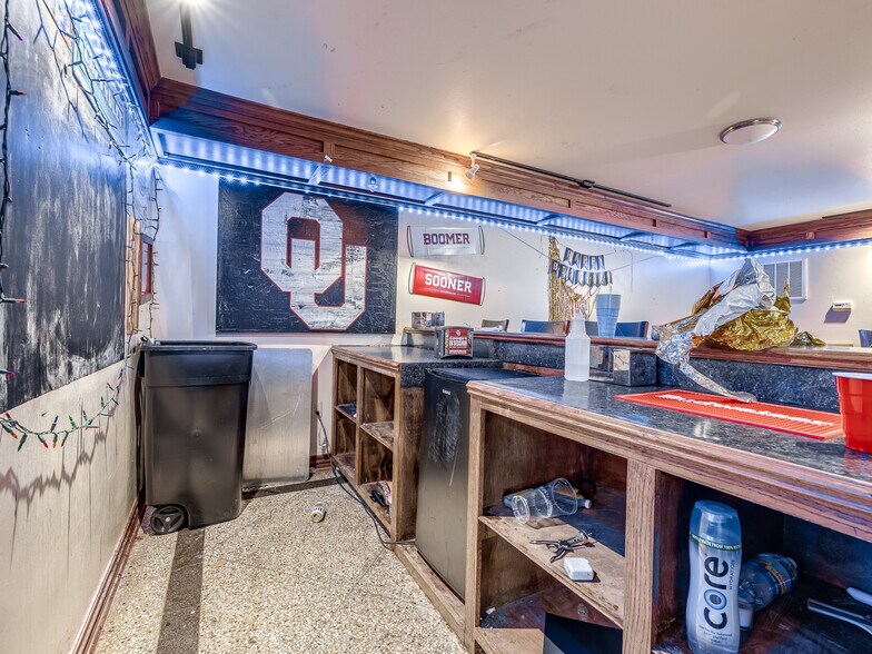 More Photos Of 702 S Lahoma Ave, Norman Dormitory For Sale