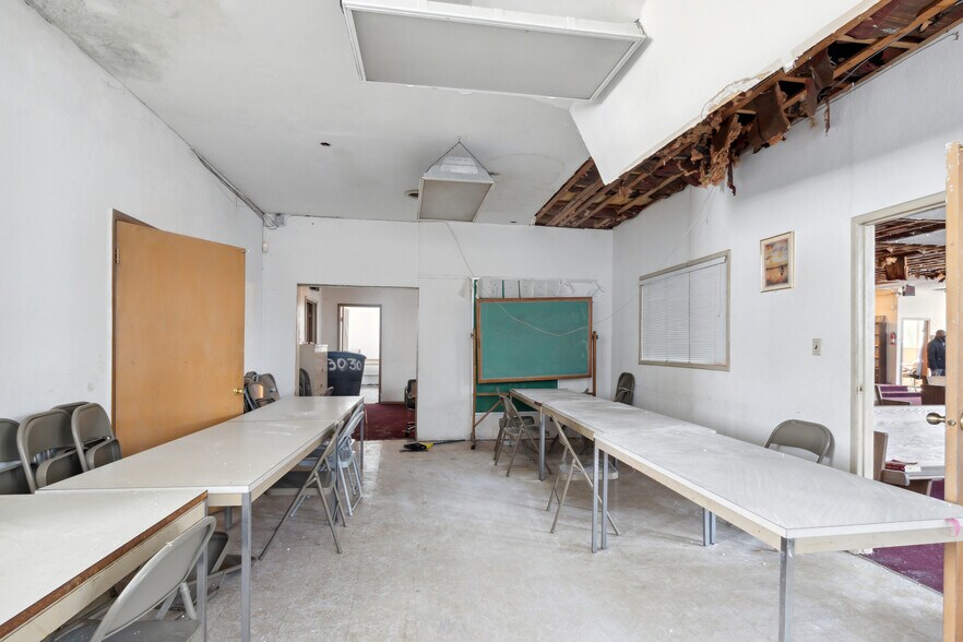 More Photos Of 13030 Puritan St, Detroit Office For Sale