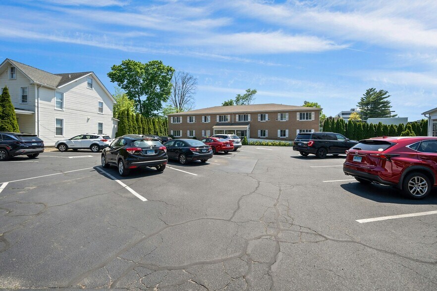 More Photos Of 27 Oak St, Stamford Medical For Lease