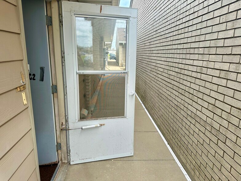 More Photos Of 202 S Eldorado Rd, Bloomington General Retail For Lease