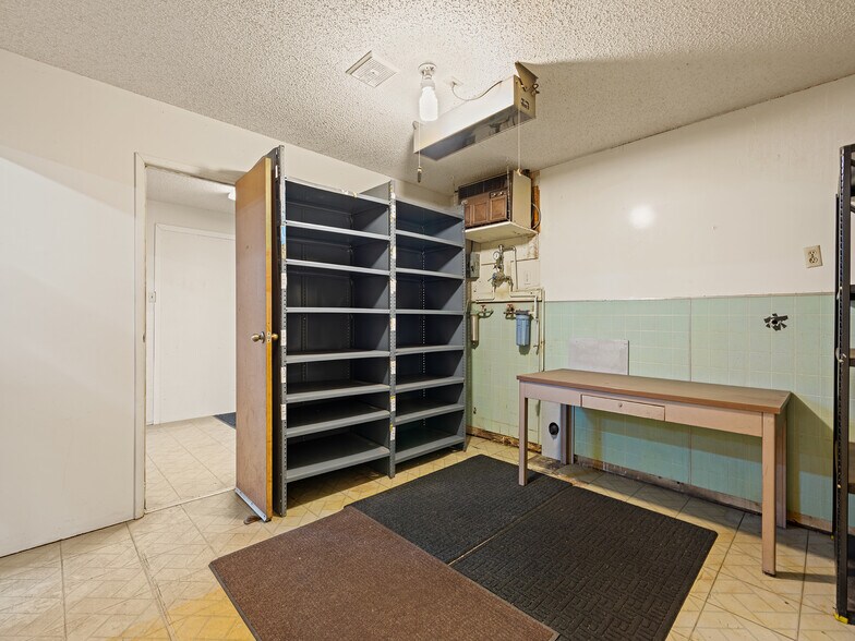 More Photos Of 921 Coolidge Ave, National City Light Manufacturing For Sale