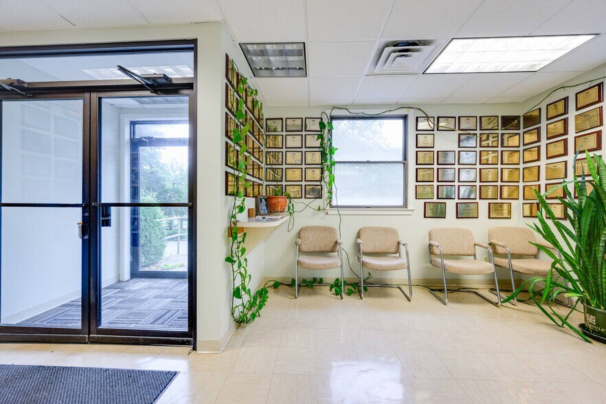 More Photos Of 135 Windmill Ln, Southampton Office For Sale