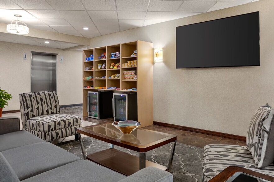 More Photos Of 2001 Leesburg Grove City Rd, Mercer Hotel For Sale