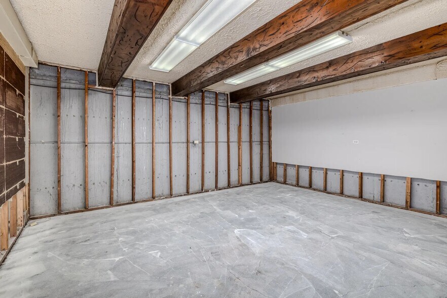 More Photos Of 1551 Kellum Pl, Mineola Office For Sale