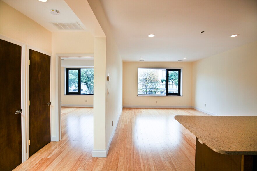 More Photos Of 266 Main St, Huntington Storefront For Lease