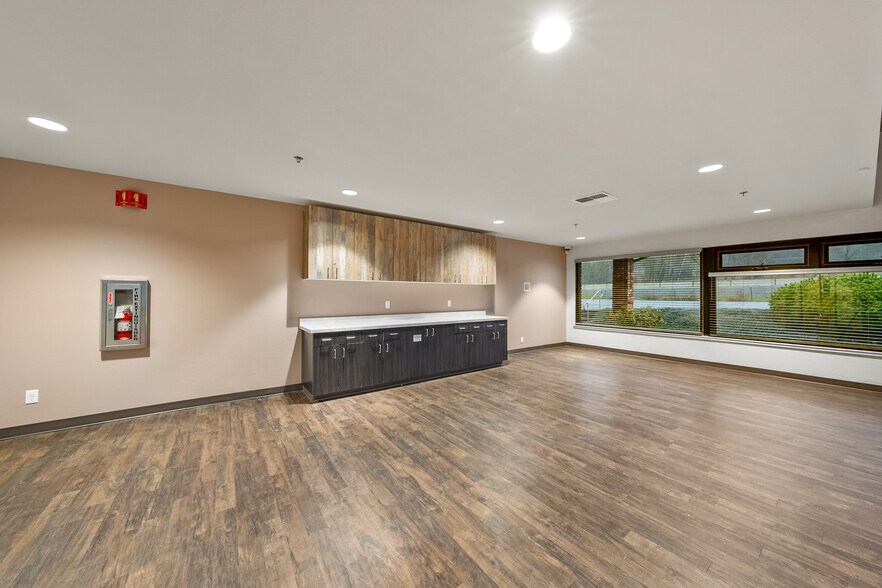 More Photos Of 2166 NW Vine St, Grants Pass Medical For Sale