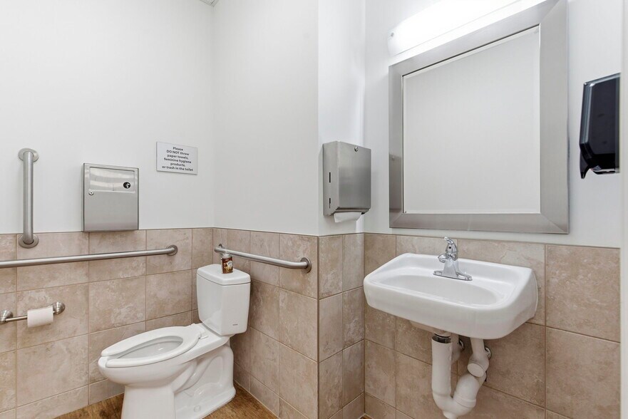 More Photos Of 5540-5550 N Farmer Branch Rd, Ozark General Retail For Sale