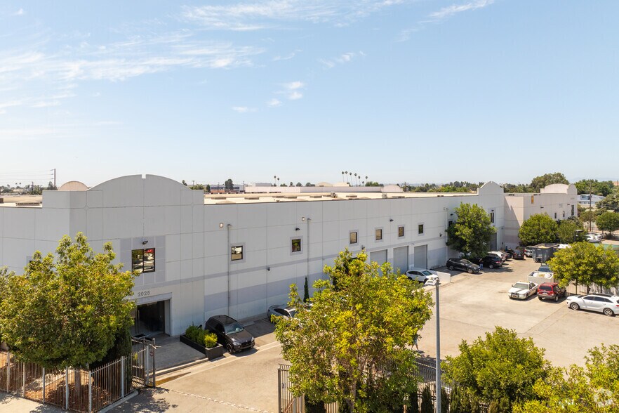 More Photos Of 2025-2027 Long Beach Ave, Los Angeles Warehouse For Lease