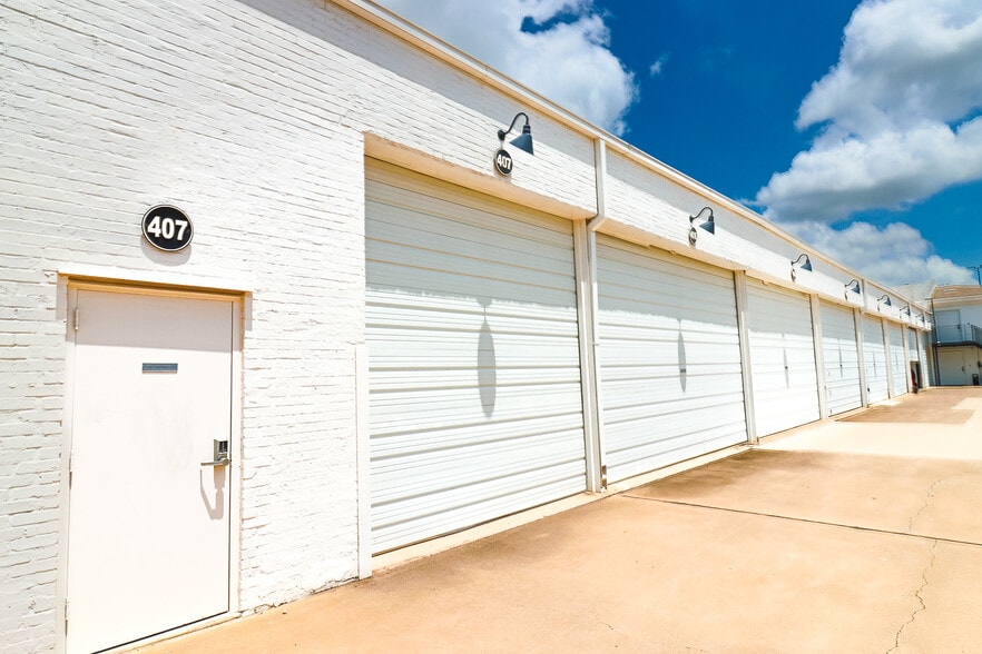 More Photos Of 6115 Denton Dr, Dallas Warehouse For Lease
