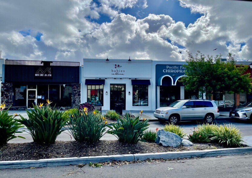 More Photos Of 127 Main St, Vista Storefront For Lease