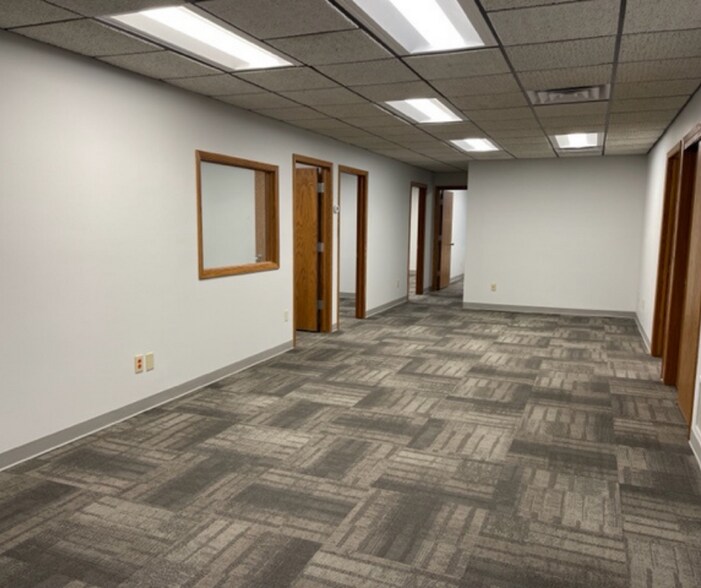 More Photos Of 555 S Industrial Dr, Hartland Office For Lease