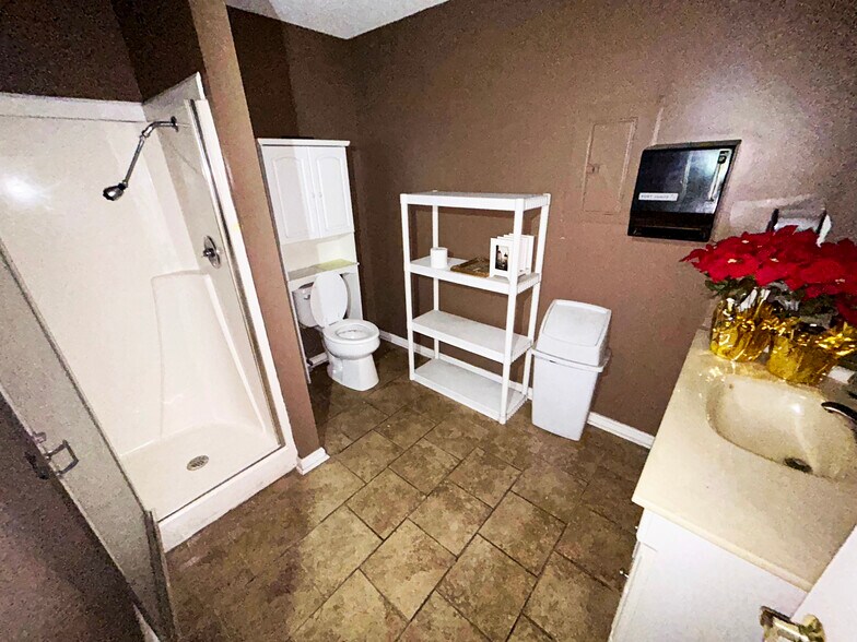 More Photos Of 378 Eastland Rd, Dothan Distribution For Sale