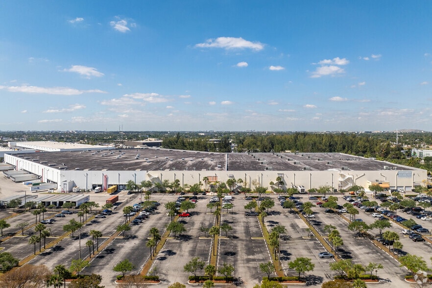 More Photos Of 6301 E 10th Ave, Hialeah Warehouse For Lease