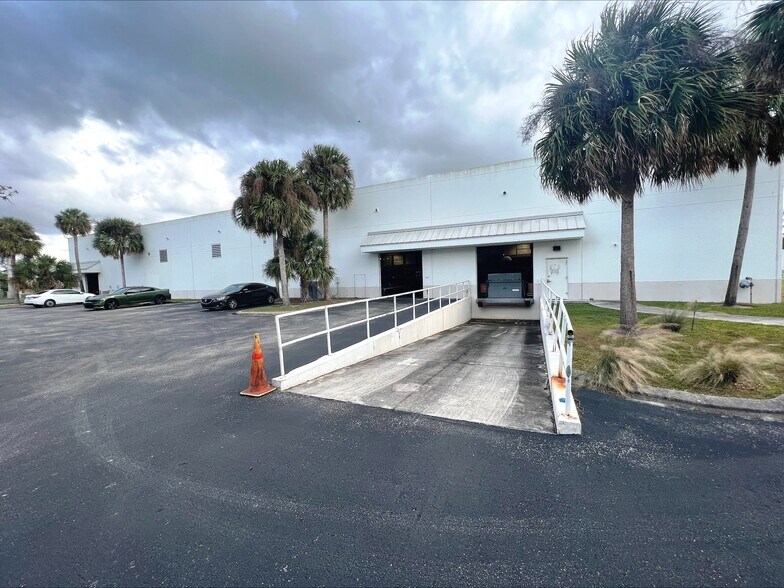 More Photos Of 16160 Performance Way, Naples Warehouse For Lease