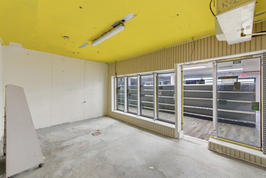 More Photos Of 233 Lexington Ave, Mansfield Convenience Store For Sale