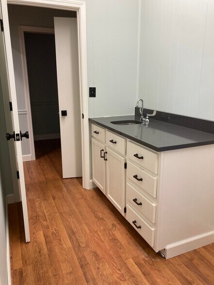 More Photos Of 18 W Gibson St, Hartwell Medical For Sale