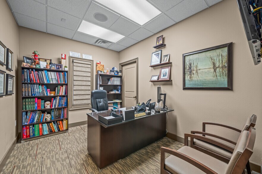 More Photos Of 7515 Quaker Ave, Lubbock Medical For Sale