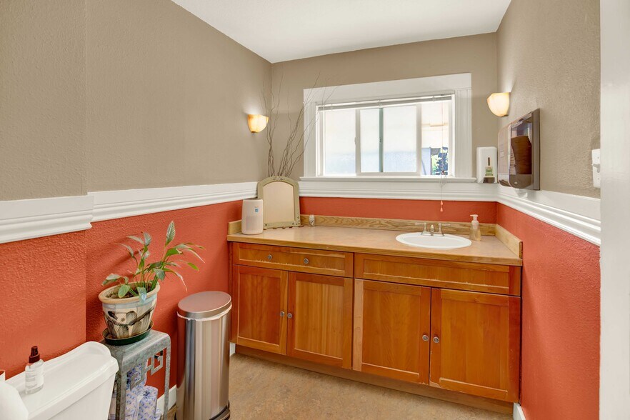 More Photos Of 1016 SE 12th Ave, Portland Office For Sale