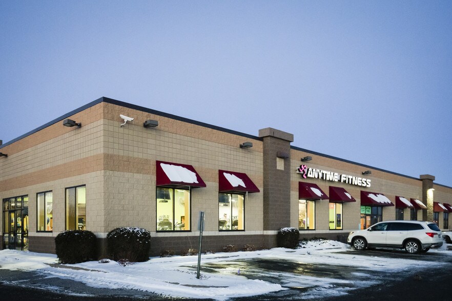 More Photos Of 14140-14198 Northdale Blvd, Rogers Showroom For Lease