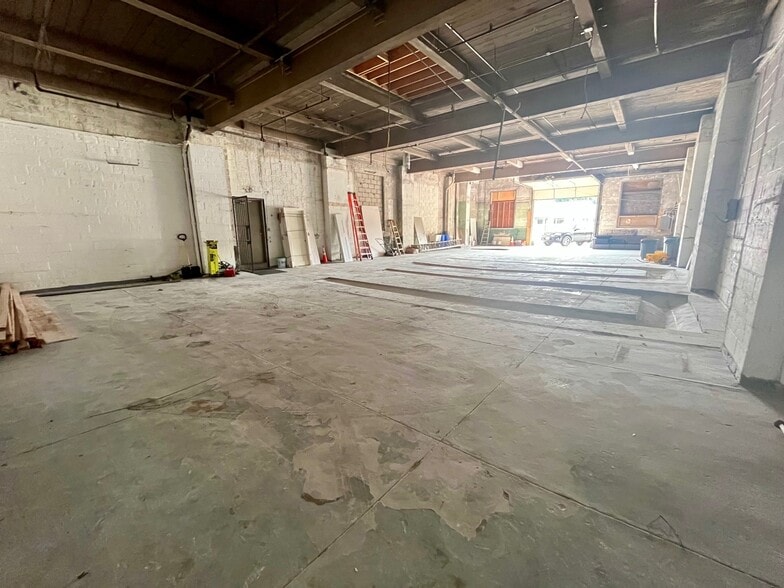 More Photos Of 461 Douglas Ave, Providence Warehouse For Lease