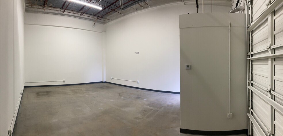More Photos Of 11320 Fortune Cir, Wellington Warehouse For Lease