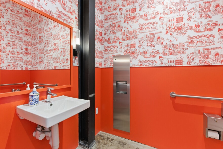 More Photos Of 311-321 Sixth St, San Antonio Office For Sale