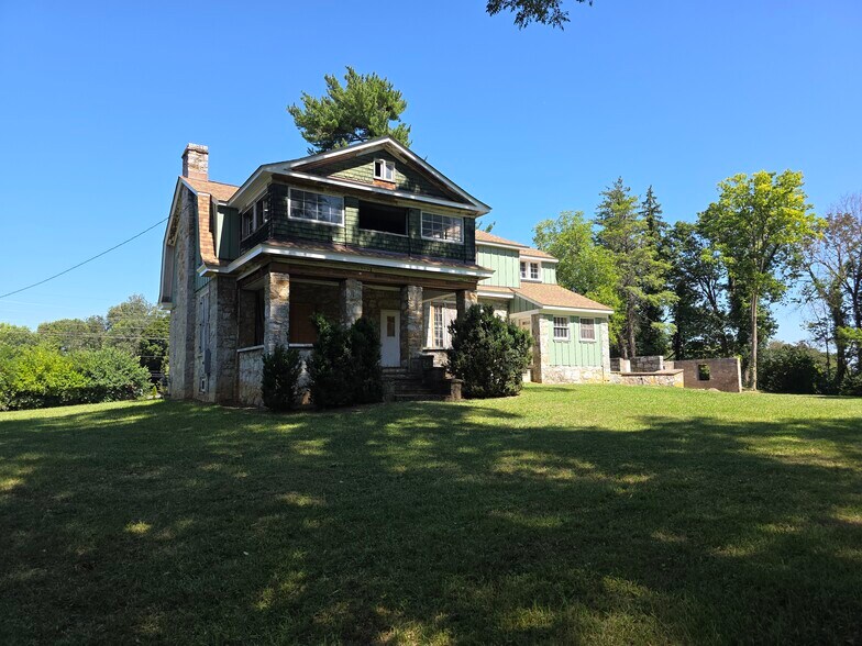 More Photos Of 328 Buckmarsh St, Berryville Flex For Sale