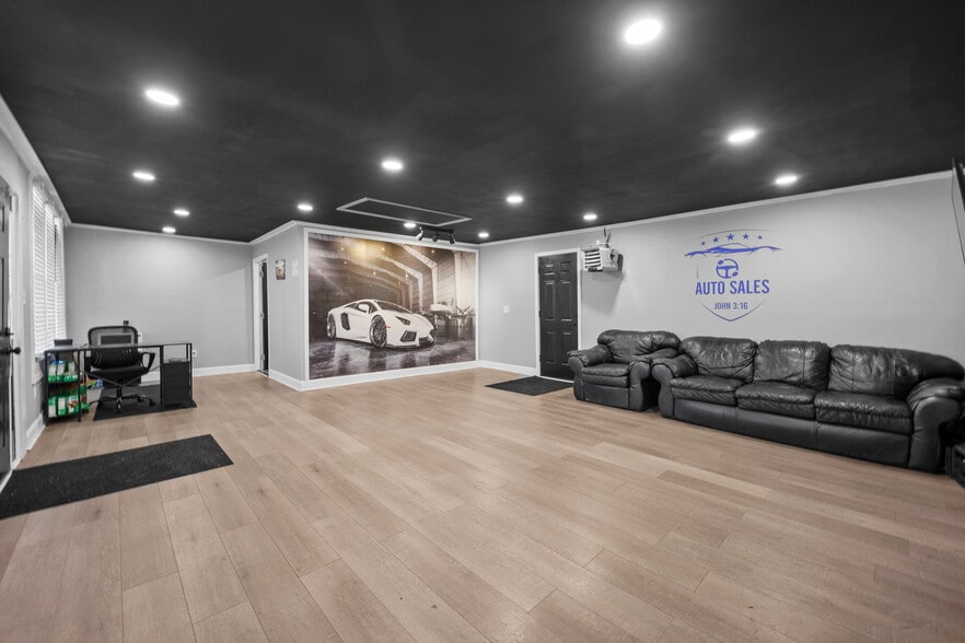 More Photos Of 2516-2518 N Dupont Pky, Middletown Freestanding For Sale