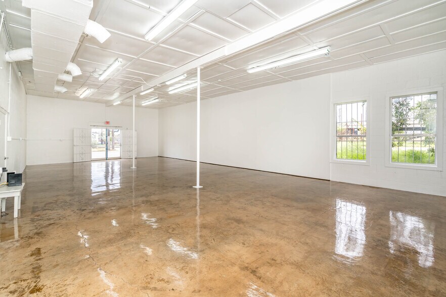 More Photos Of 1020 Roosevelt Ave, San Antonio Freestanding For Sale