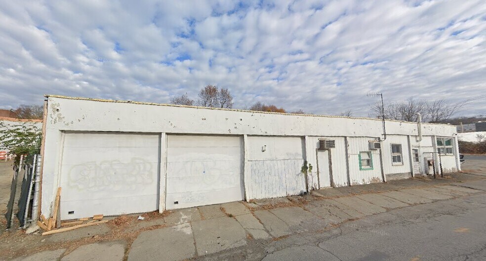 More Photos Of 154 Garden St, Poughkeepsie Showroom For Lease