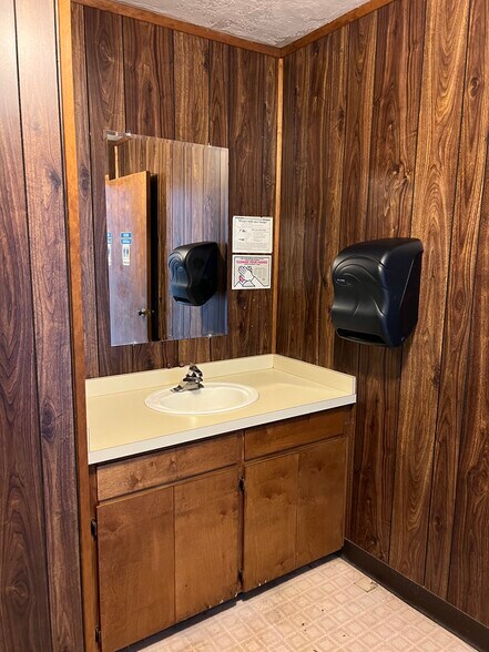 More Photos Of 48017 Highway 58, Oakridge Storefront For Sale