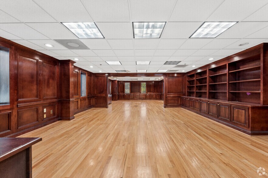More Photos Of 1445 Cleveland Ave, East Point Showroom For Sale