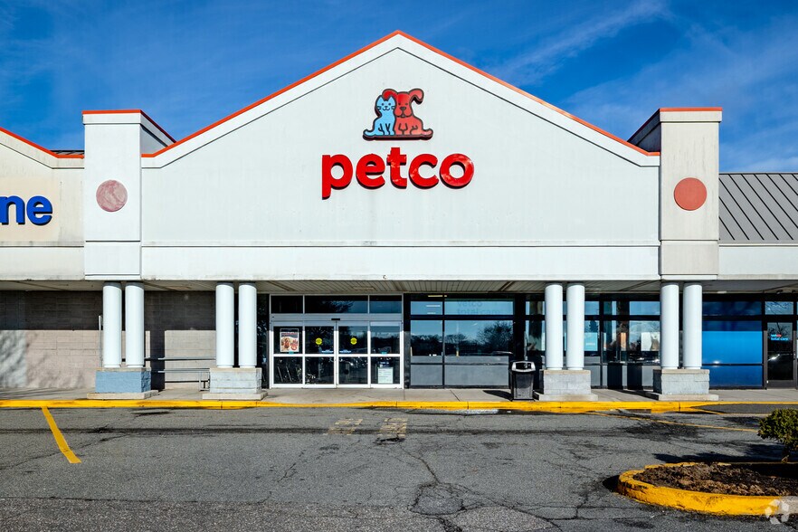 More Photos Of 367-425 N Service Rd, Patchogue Storefront For Lease