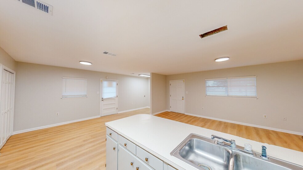 More Photos Of 1300 S Mock Rd, Albany Office Residential For Lease