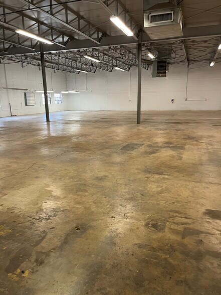 More Photos Of 147 Pittsburg St, Dallas Showroom For Lease