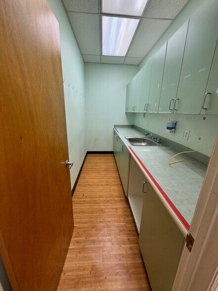 More Photos Of 634 Anderson Ave, Cliffside Park Office For Lease