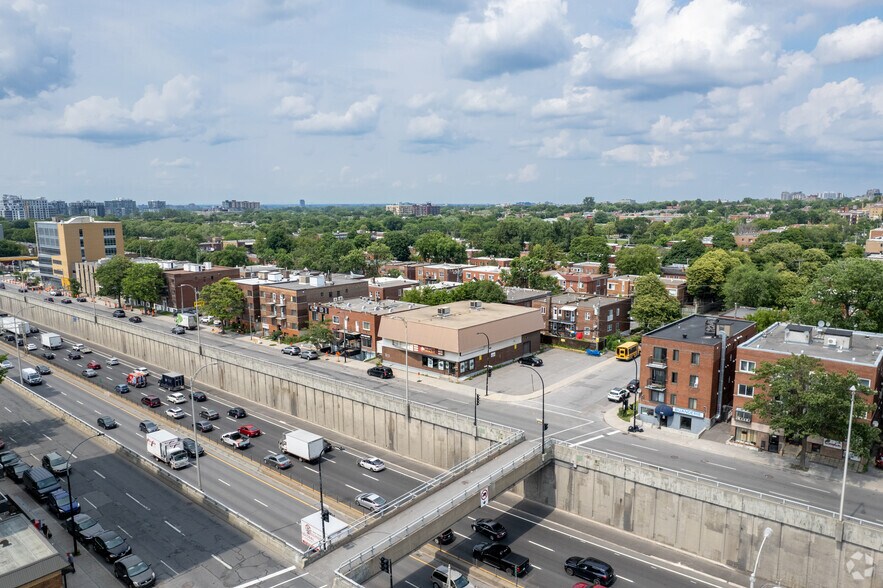 More Photos Of 5805 Boul Décarie, Montréal General Retail For Lease