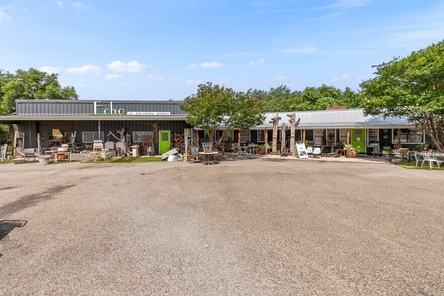 More Photos Of 1725 S US Highway 281, Blanco Freestanding For Sale