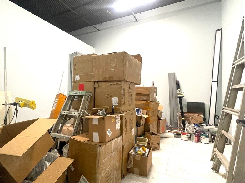 More Photos Of 15825-15859 Redland Rd, Rockville Warehouse For Lease