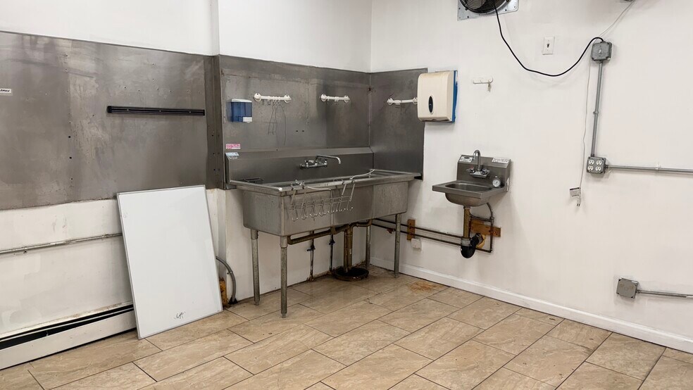 More Photos Of 5127 43rd Ave, Woodside General Retail For Lease