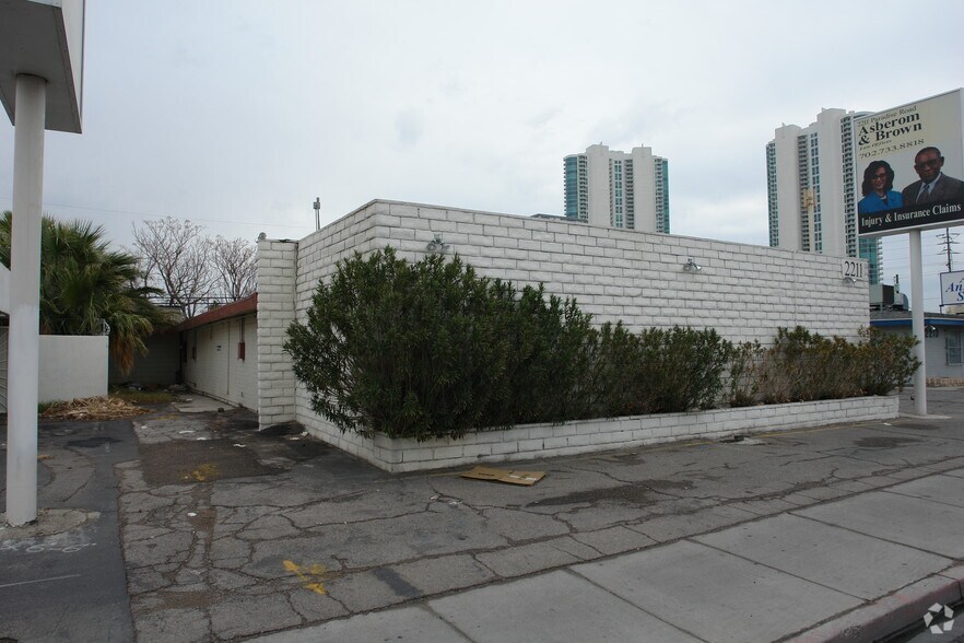 More Photos Of 2211 Paradise Rd, Las Vegas Office For Lease