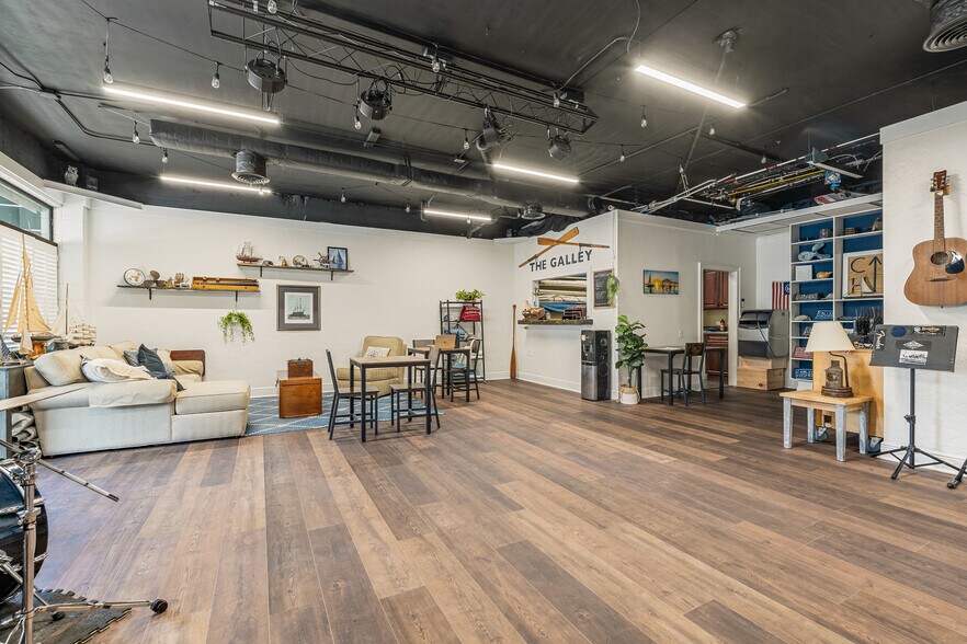 More Photos Of 23 Royal Palm Pointe, Vero Beach Restaurant For Sale