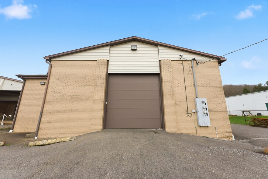 More Photos Of 1117 Willow Dr, Waynesburg Warehouse For Sale