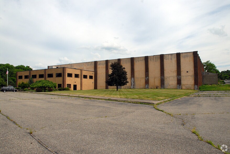 More Photos Of 7 Frontage Rd, Clinton Township Warehouse For Lease