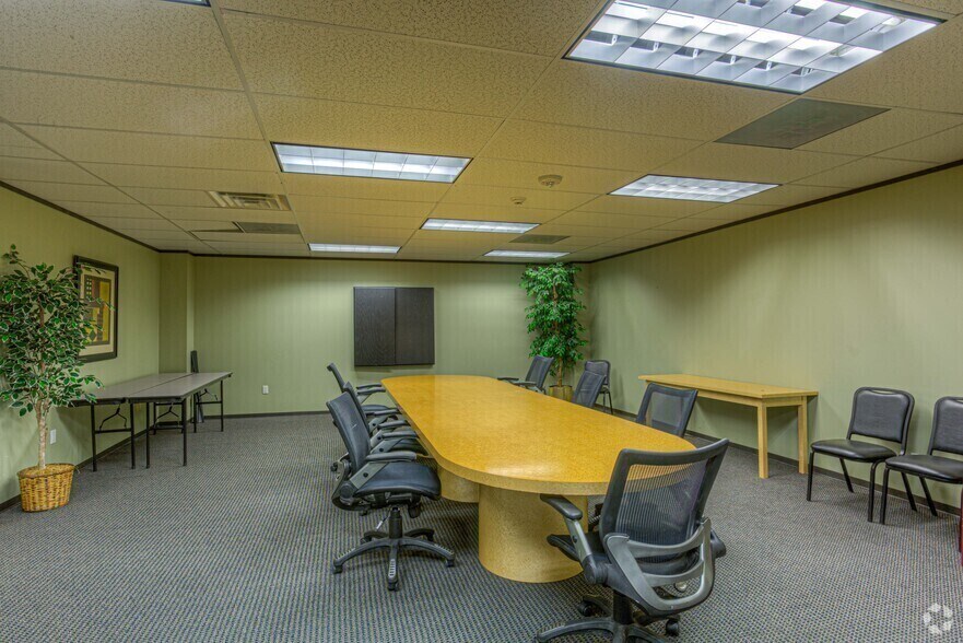 More Photos Of 8313 Southwest Fwy, Houston Unknown For Lease