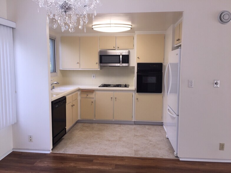 More Photos Of 7758 W 91st St, Playa del Rey Apartments For Sale